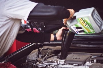 L'olio per i motori delle nostre auto non è più lo stesso, ma nessuno lo dice 