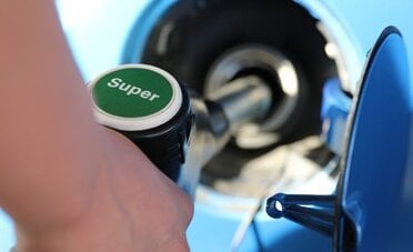 Carta carburante, conviene anche ai privati? Costi, vantaggi e limiti da conoscere