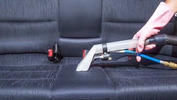 Quest'uomo ha distrutto l'auto con il lavaggio self service. Ecco quale errore ha commesso