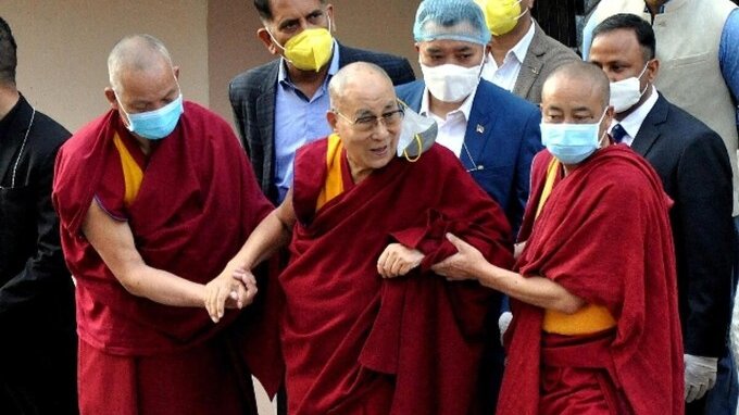 Dalai Lama, shock per il video con il bambino: chi è, cosa fa e cosa è successo
