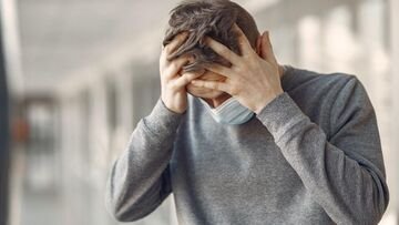 La mascherina aumenta il mal di testa: ecco perché