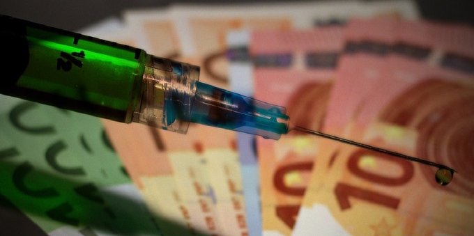 Vaccino: AstraZeneca sospende tutti i test per “seria reazione avversa”. Tracollo in Borsa