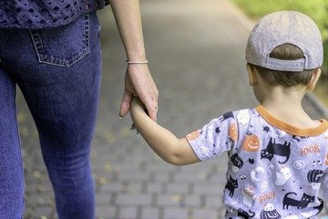 Congedo straordinario figli: come funziona, quanto spetta e come si divide tra padre e madre