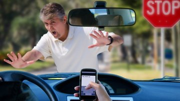 Controlli della polizia, i cellulari alla guida diventano costosi