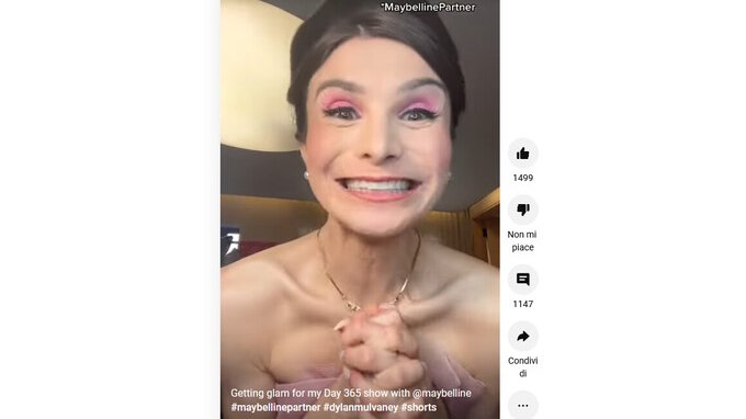 Lo spot «woke» non piace: dopo Bud Light, anche Maybelline sommersa dalle polemiche