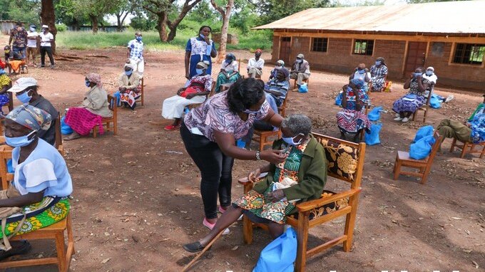 Vaccini in Africa, dai brevetti alle colpe dell'Occidente: la lezione della variante Omicron