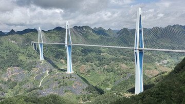 Questo è uno dei ponti più alti del mondo, un miracolo di ingegneria creato dall'uomo