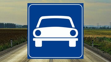 Cosa significa questo segnale stradale con macchina bianca e sfondo blu?
