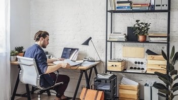 Avere un lavoro non basta più. Perché in Italia i salari ti rendono povero lo stesso?