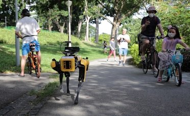 Coronavirus: cani robot e droni controllano il distanziamento sociale 