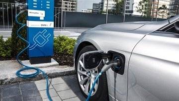 Cosa significa per gli automobilisti italiani l'inversione dell'UE sulle auto a benzina e diesel?