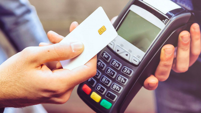 Chi usa carta e bancomat si indebita di più: il caso della Finlandia