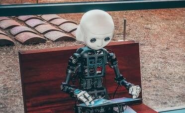 10 lavori che l'AI renderà obsoleti entro il 2030