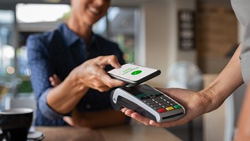 Pagamenti, digitali con carte prepagate: 4 mila miliardi di transato entro il 2028