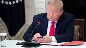 Dazi, Trump li porta al 125% per la Cina e annuncia pausa 90 giorni per alcuni Paesi. Rally da urlo a Wall Street, Dow Jones +3.000 punti, Nasdaq +12%
