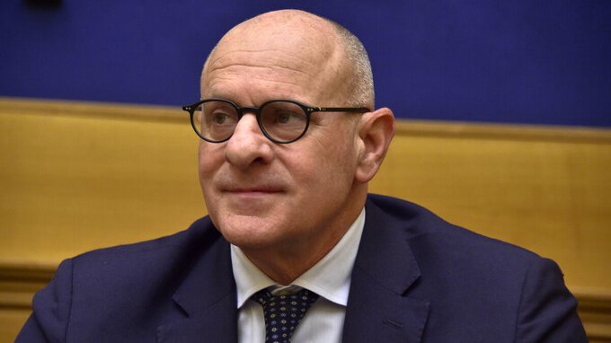 Multa per chi usa parole straniere, sei d'accordo? Il sondaggio