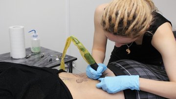 Tatuaggi e tatuatori: nuove regole da gennaio 2022 e colori a rischio eliminazione