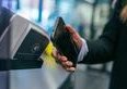Google Wallet, l'app basta per uscire senza contanti e documenti? Limiti e vantaggi alla prova