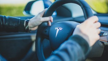 Tesla: Musk taglia prezzi auto in Usa, Cina ed Europa. Titolo sotto attacco a Wall Street, -40% da inizio 2024
