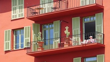 Veranda sul balcone, in questi casi c'è il rischio di demolizione