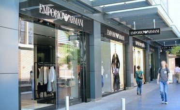 Armani, la vendita del 15% entra nel vivo. Incontri con LVMH, L'Oréal ed EssilorLuxottica