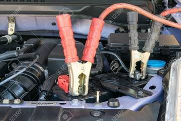 Auto ferma da un mese, rischio batteria scarica: cosa fare