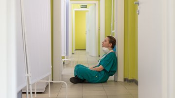 Quanto guadagna un infermiere in Italia (e in Europa), lo stipendio nel 2024