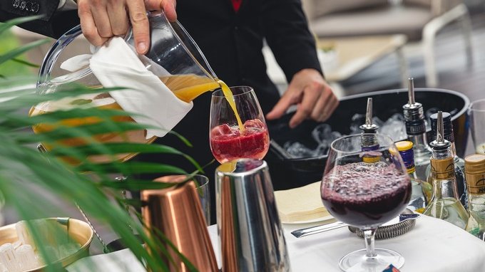 Super green pass sempre obbligatorio per bar e ristoranti, anche al bancone e all'aperto: le nuove regole