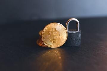 Compra Bitcoin nel 2013, perde la password ma li recupera grazie a un hacker. Oggi valgono 3 milioni di dollari