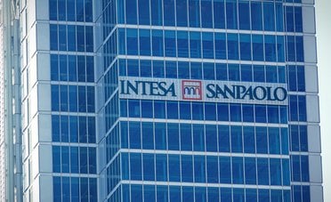 Le azioni Intesa Sanpaolo sorprendono ancora a Piazza Affari. Gli analisti vedono oltre il 30% di rialzo