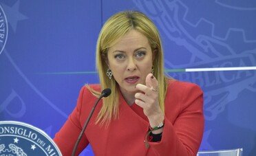 Lo scontro tra Meloni e i giornalisti: il video