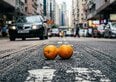 Hai visto delle arance in mezzo alla strada? Ecco cosa significano e come evitare la truffa