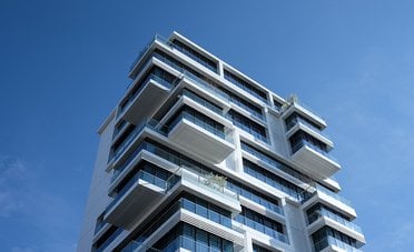 Quanto costa acquistare una casa con 1, 2 o 3 camere da letto a Milano, Parigi, Berlino, Zurigo e Atene? TABELLA