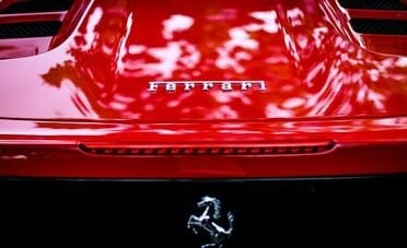 Ferrari e Lamborghini ostaggi di una guerra commerciale che l'Italia sa solo subire