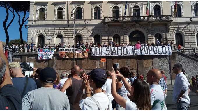 In Italia ora il vaccino obbligatorio è possibile per “colpa” di Forza Nuova?
