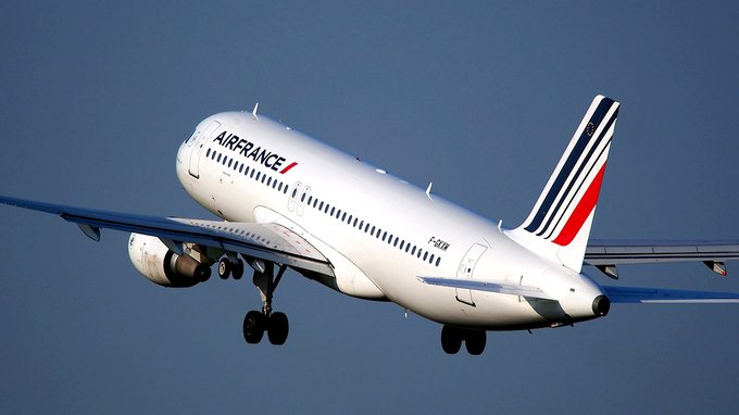 Sai perché si applaude quando atterra l'aereo (e perché non serve a niente)?