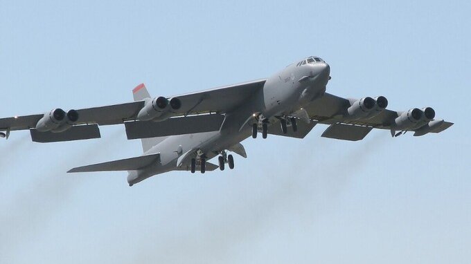 Bombardiere B-52 americano vola sopra l'Italia: la Nato fa le prove della guerra