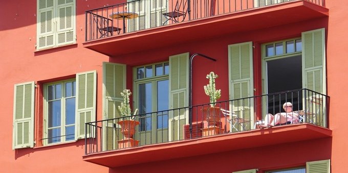È legale prendere il sole in balcone? Attenzione, multe fino a 10mila euro