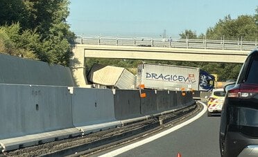 A1 bloccata: camion invade corsia all'altezza di Arezzo