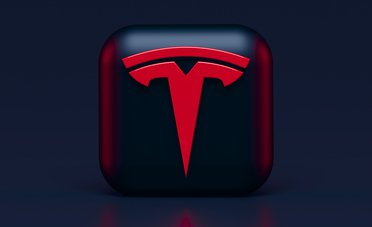 Trimestrale Tesla, azioni giù post annuncio utili e ricavi. Musk su SpaceX: “Mi sembra di ballare il tip tap in un campo minato”