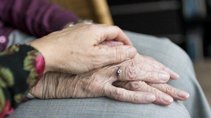 Nuovo bonus 850 euro per gli anziani, requisiti aggiornati e a cosa serve