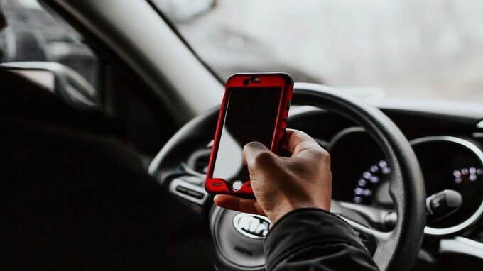 Cellulare alla guida, sta per cambiare tutto