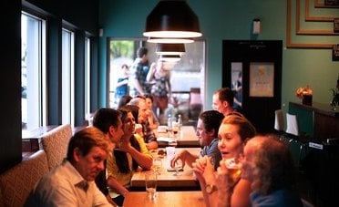 Uno studio di Harvard rivela cosa significa (davvero) aiutare i camerieri a sparecchiare il tavolo