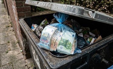 Getta €7.000 per sbaglio in un cassonetto. Ma li ritrova dopo 2 giorni