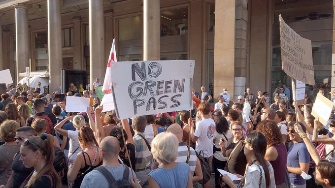 Manifestazioni contro green pass: cosa rischia chi protesta?