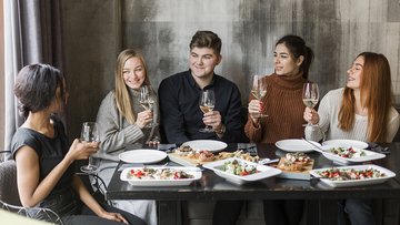 Pranzi con amici vietati, coprifuoco alle 17 per i minori: l'ordinanza