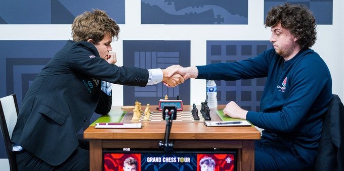 Scacchi: Carlsen si ritira dopo una sola mossa con Niemann!