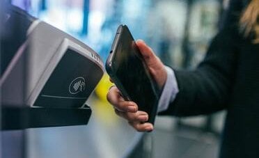 Google Wallet, l'app basta per uscire senza contanti e documenti? Limiti e vantaggi alla prova