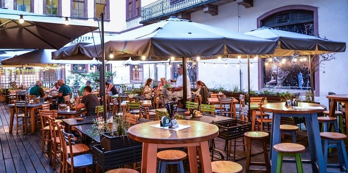 Bar e ristoranti, restano pedane e tavolini all'aperto nelle città: fino a quando varranno ancora le regole anti-Covid