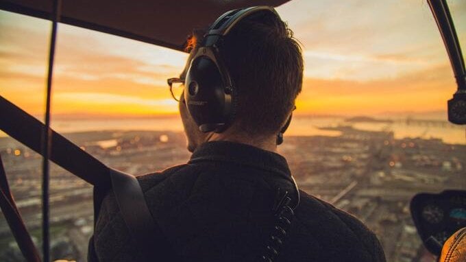 La domanda che dovresti fare quando sali a bordo di un aereo svelata da un pilota